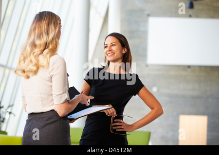 Zwei Geschäftsfrauen mit informellen Treffen im modernen Büro Stockfoto