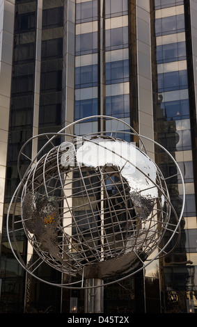 Kugel-Skulptur und Trump Tower, Columbus Circle, Manhattan, New York City, New York, USA Stockfoto