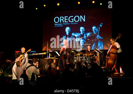 Warschau, Polen. 4. März 2013. Immer noch stark, durchgeführt der US-Jazz-Ethno-klassischen Ensemble namens Oregon in Warschau, Polen am Palladium Theater auf Montag, 4. März 2013. Ralph Towner, 73 spielt die klassische Gitarre und Keyboard Instrumente, Glen Moore, 72 ist am Kontrabass und Paul McCandless, 66 spielt Wind und Rohrblatt-Instrumente. Mark Walker, trat 52 der Gruppe im Jahr 1997 und spielt Schlagzeug. Stockfoto