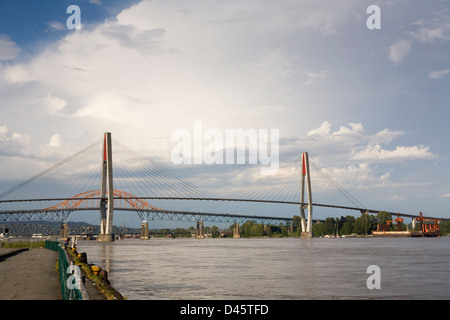 Die Skybridge, Pattullo Bridge und New Westminster Bridge überspannen den Fraser River zwischen New Westminster und Surrey, BC, Kanada Stockfoto