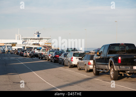 Warteschlange von Fahrzeugen warten auf BC Ferries Spirit of British Columbia, Hafen von Tsawwassen, BC, Kanada an Bord Stockfoto