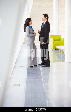 Unternehmer und Unternehmerinnen, die In modernen Büro sprechen Stockfoto
