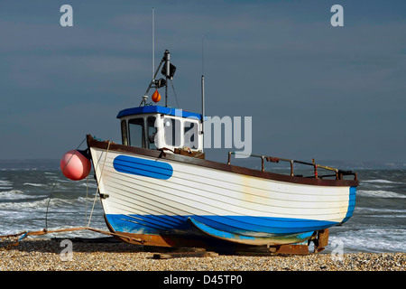 Fischerboot auf Dungeness Strand Stockfoto