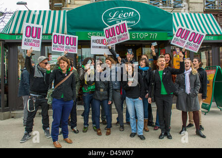 Paris, Frankreich. Französische LGBT Gruppe "Oui, Oui, Oui" protestieren Außenseite Belgien Restaurant für Leihmutterschaft Gesetz zur Homo-Ehe. Stockfoto