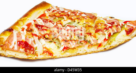 Schneiden Sie Stück Pizza isoliert auf weißem Hintergrund Stockfoto