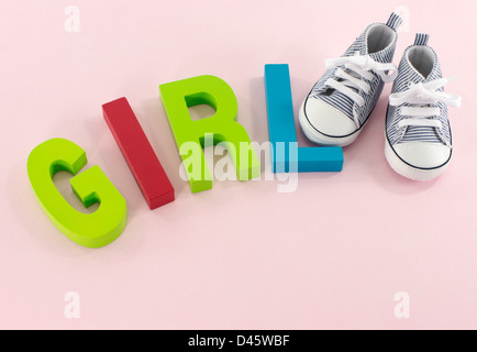 Baby-Schuhe mit dem Buchstaben-Mädchen Stockfoto