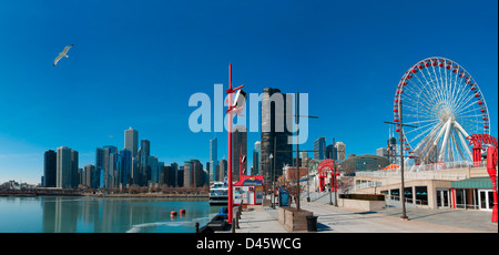 Skyline von Chicago von Navy Pier im Februar gesehen. Möwen fliegen auf der linken Seite ist ein schönes Detail. Stockfoto