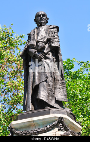 London, England, Vereinigtes Königreich. Statue von William Gladstone (1809-98, Premierminister) vor St Clement Danes Kirche in der Aldwich. Stockfoto