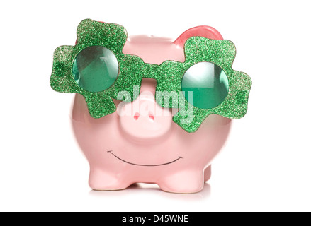 Piggy Bank tragen Irisches Kleeblatt Sonne Brille Studio Ausschnitt Stockfoto