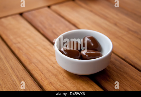 Schokolade Kugeln In A White Teller auf dem Tisch im Café. Stockfoto