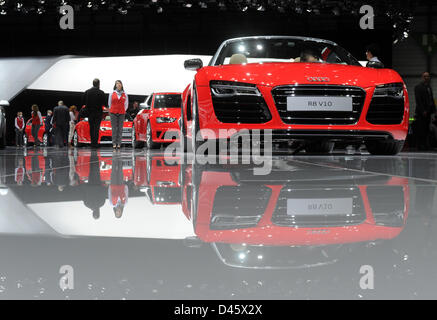 Genf, Schweiz. 6. März 2013. Autos werden auf dem Audi-Stand auf dem 38. Genfer Autosalon im Palexpo in Genf, Schweiz, 6. März 2013 vorgestellt. Foto: ULI DECK/Dpa/Alamy Live-Nachrichten Stockfoto