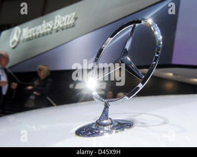 Genf, Schweiz. 6. März 2013. Ein Mercedes-Stern ist der Mercedes-Benz Stand auf dem 38. Genfer Autosalon im Palexpo in Genf, Schweiz, 6. März 2013 abgebildet. Foto: ULI DECK/Dpa/Alamy Live-Nachrichten Stockfoto