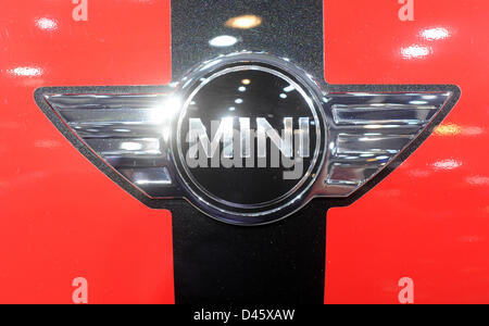 Genf, Schweiz. 6. März 2013. Das Logo des Automobilherstellers Mini ist auf dem 38. Genfer Autosalon im Palexpo in Genf, Schweiz, 6. März 2013 sehen. Foto: ULI DECK/Dpa/Alamy Live-Nachrichten Stockfoto