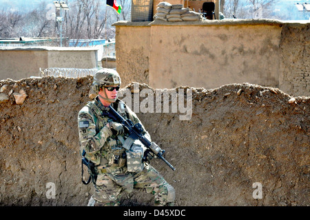 US-Soldat sorgt für Sicherheit in der Nähe der afghanischen Polizei Ausgangspunkt 23. Februar 2013 in Chorah, Afghanistan. Stockfoto