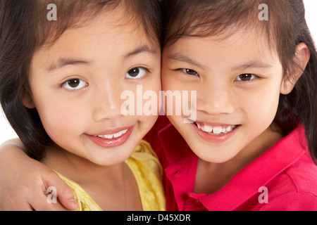 Studioaufnahme von zwei chinesischen Mädchen Stockfoto