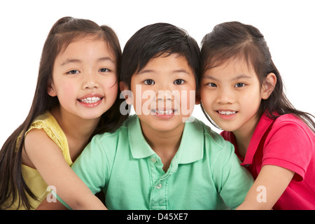 Studioaufnahme von drei chinesischen Kindern Stockfoto