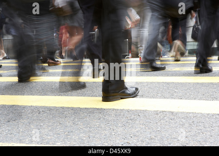 Nahaufnahme von Pendlern Füße beschäftigt Hong Kong Straße überqueren Stockfoto