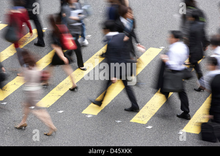 Draufsicht von Pendlern besetzt Hong Kong Straße überqueren Stockfoto