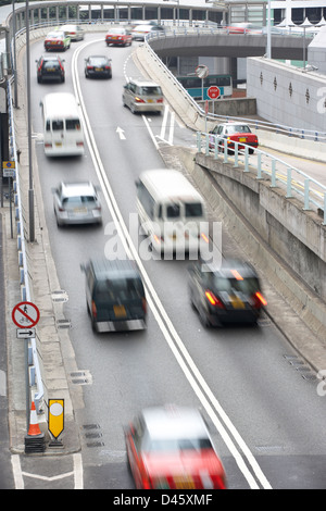 Verkehr entlang der viel befahrenen Straße in Hong Kong Stockfoto