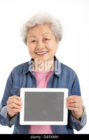 Studioaufnahme chinesische Senior Frau mit Digital-Tablette Stockfoto