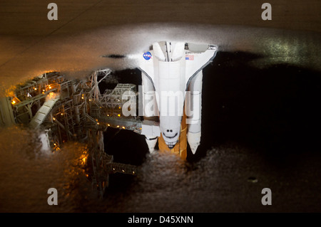 Das Space Shuttle Endeavour der NASA startet auf der STS-134 vom Kennedy Space Center Pad 39A Das Hauptziel der Mission ist die Lieferung des Alpha-Magnetspektrometers (AMS-02) an die Internationale Raumstation, um die wissenschaftliche Forschung in Physik und Weltraumforschung voranzutreiben. Stockfoto