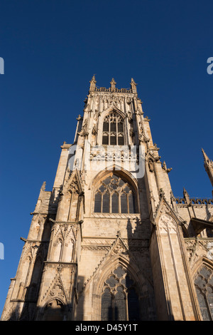 York Minster gegen strahlend blauen Himmel Stockfoto