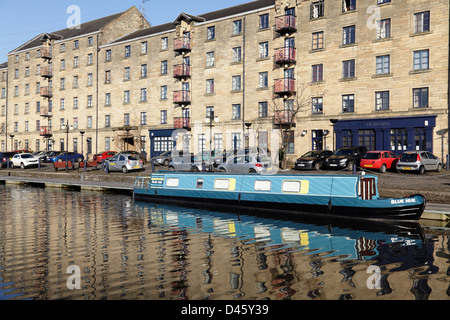 Narrowboat liegt auf dem Forth und Clyde Canal in Speir's Wharf in Glasgow, Schottland, Großbritannien Stockfoto