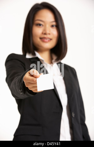Studio-Porträt des chinesischen Geschäftsfrau mit Visitenkarte Stockfoto