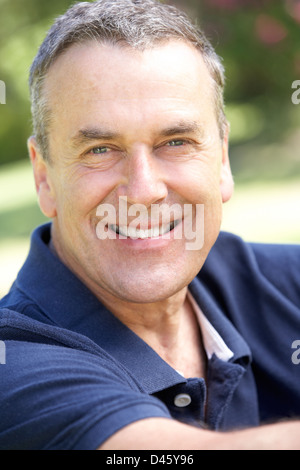 Outdoor Portrait Of Senior Woman Smiling Stockfoto
