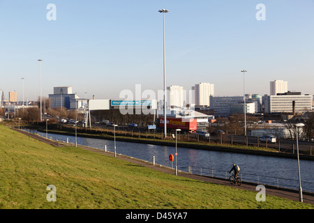 Blick nach Osten auf den Forth und Clyde Canal in Speir's Wharf neben der M8 Motorway, Glasgow, Schottland, Großbritannien Stockfoto