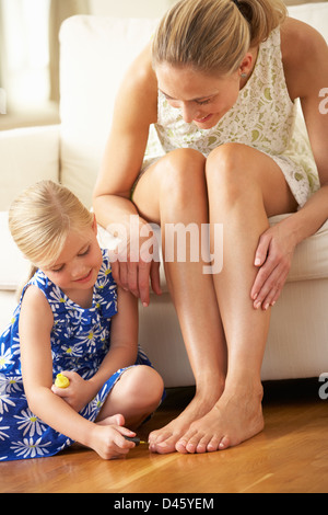 Tochter Malerei Mutter Zehennägel zu Hause Stockfoto