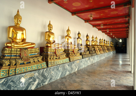 Reihe von Heiligen Buddha-Statue im Wat Sutad Tempel, Thai. Stockfoto