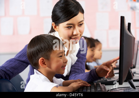 Lehrer helfen Schüler im Informatikunterricht In Chinesisch Schule Unterricht Stockfoto