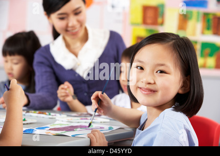 Weibliche Schüler genießen Kunst-Klasse im chinesischen Schulklasse Stockfoto