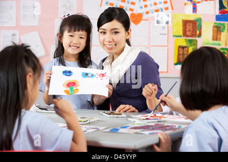 Unterstützung der Schüler im Kunst Unterricht In Chinesisch Schule Unterricht Lehrer Stockfoto