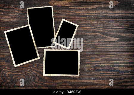 Leere Vintage Bilderrahmen auf alten hölzernen Hintergrund. Clipping-Pfad enthalten. Stockfoto