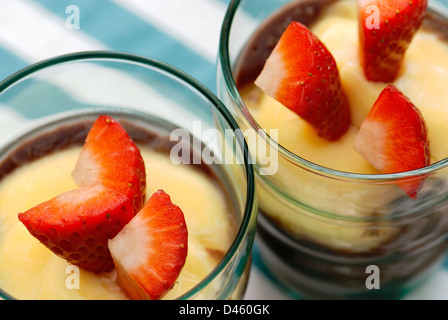 Zwei Schokolade und Vanille-Pudding mit Erdbeeren. Stockfoto