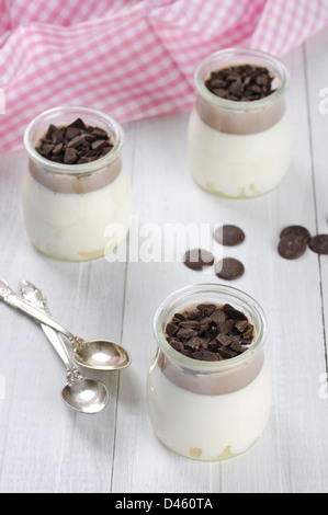 Fruchtdessert mit Ananas und Schokolade in Gläsern über weißem Holz Hintergrund Stockfoto