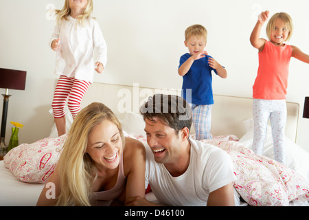 Familie entspannende zusammen im Bett Stockfoto