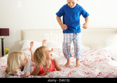Kinder hüpfen auf Bett Stockfoto