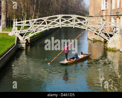 Punt unter Mathematische Brücke über den Fluss Cam in Cambridge Stockfoto