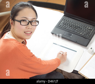 Nahaufnahme des weiblichen skizzieren und zeichnen mit einem Grafiktablett. Stockfoto