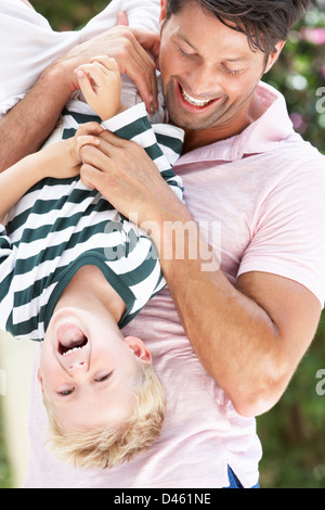 Vater mit Sohn und Tochter im freien Stockfoto