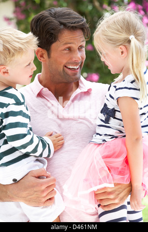 Vater Sohn Fahrt auf Schultern im Freien geben Stockfoto
