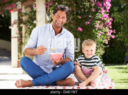 Jungen tragen Wellington Boots auf Tisch Stockfoto