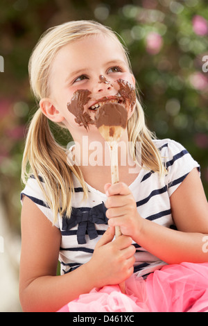 Jungen tragen Gummistiefel und Kostüm Stockfoto