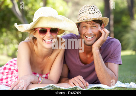 Großfamilie Gruppe gemeinsam entspannen im Park Stockfoto