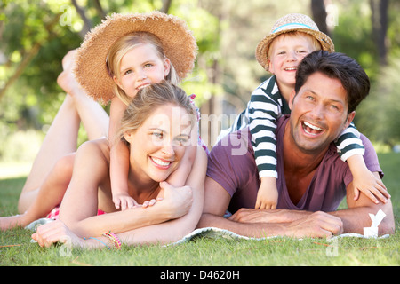 Paar im Park zusammen entspannen Stockfoto
