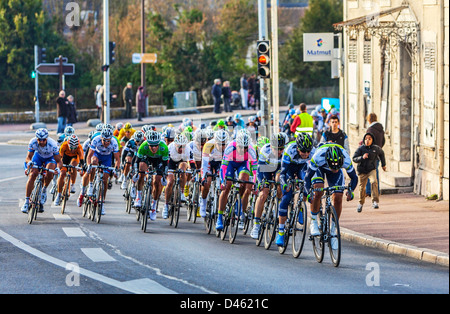 Bild des Feldes fahren, in der ersten Phase von der berühmten Straße Radrennen Paris-Nizza, am 4. März 2013 in Nemours. Stockfoto