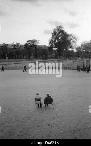 Ältere Damen in Stühle, Jardin des Tuileries, Paris, Frankreich, schwarz und weiß Stockfoto